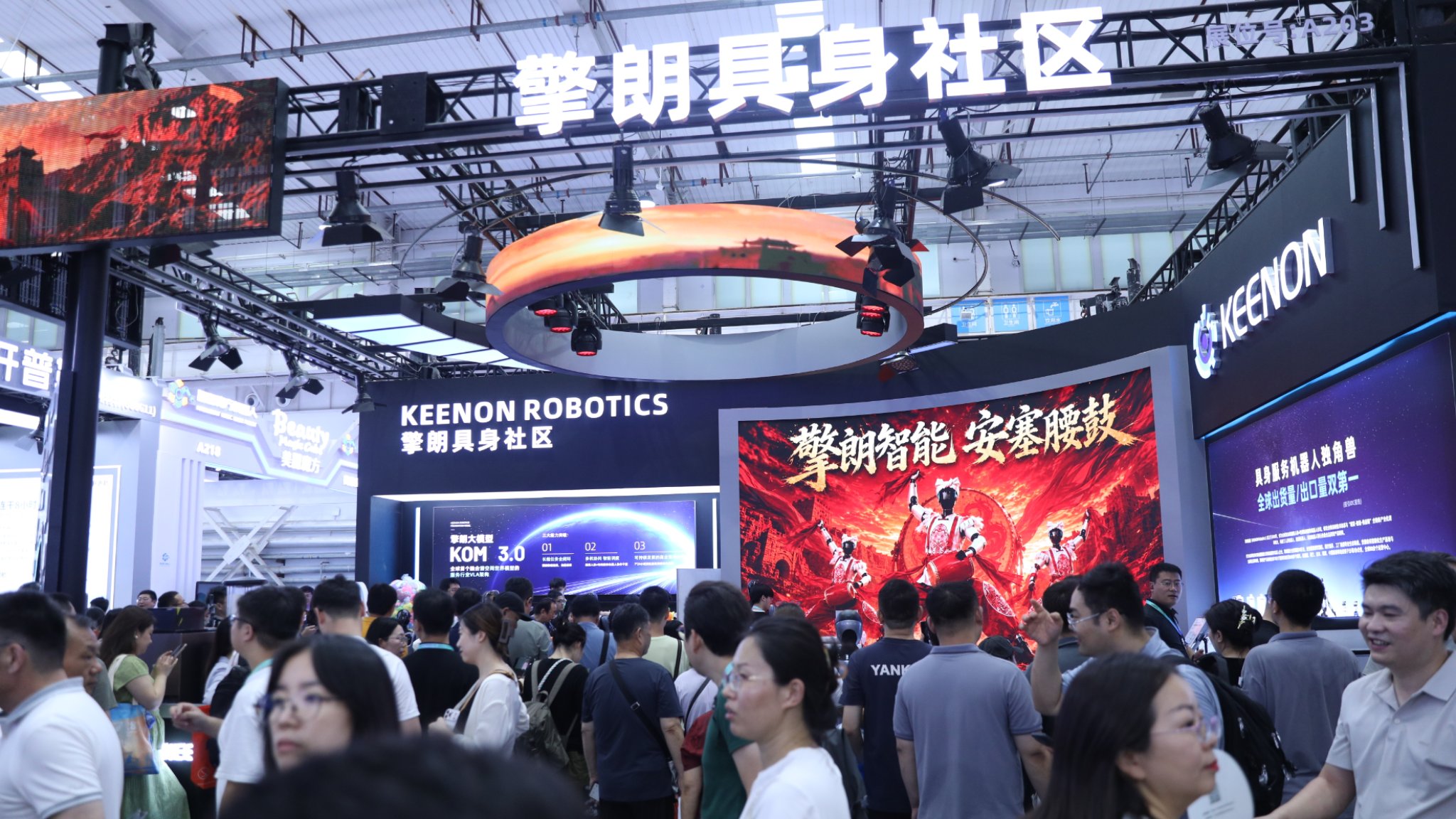 KEENON Robotics在2026年世界机器人大会上展示了KOM 3.0，使机器人能够在行动前“思考”